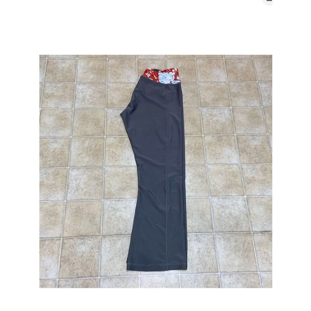 American Sweetheart Sport Yoga Stylish Gray Pants with Red Floral Accent Size M